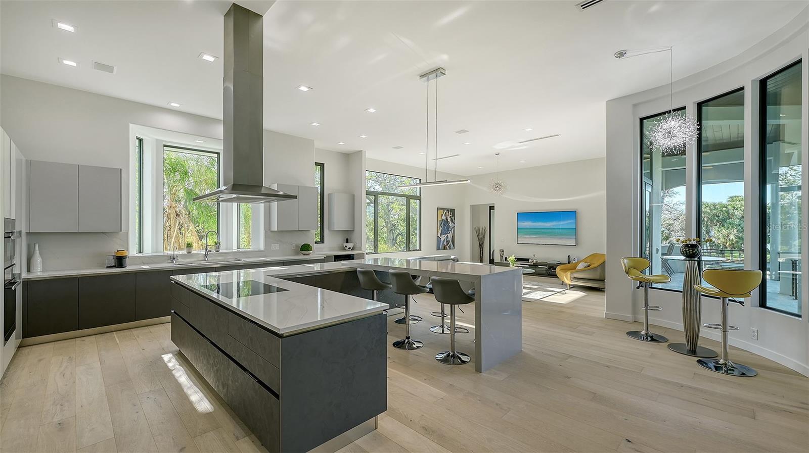 1540 HILLVIEW Dr SARASOTA, FL 34239