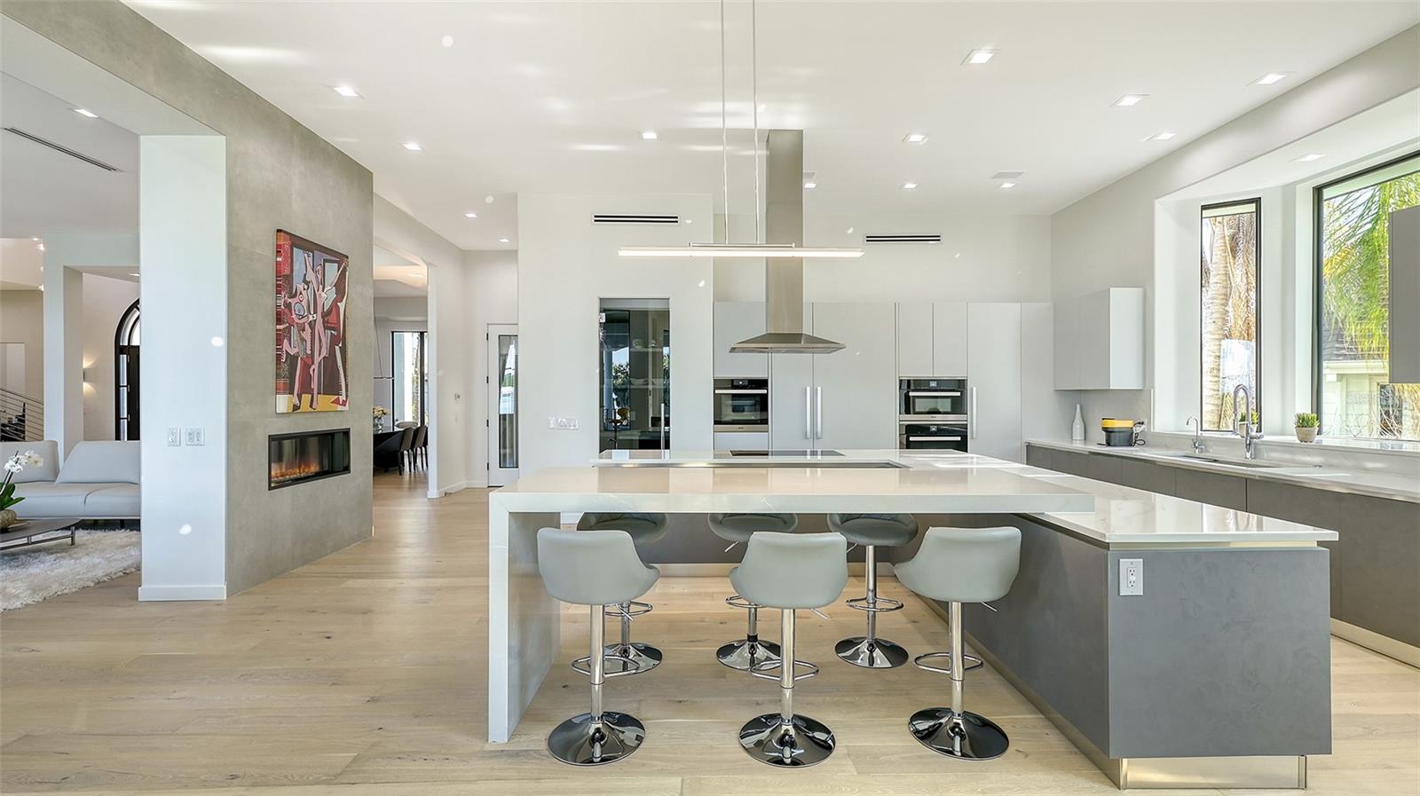 1540 HILLVIEW Dr SARASOTA, FL 34239