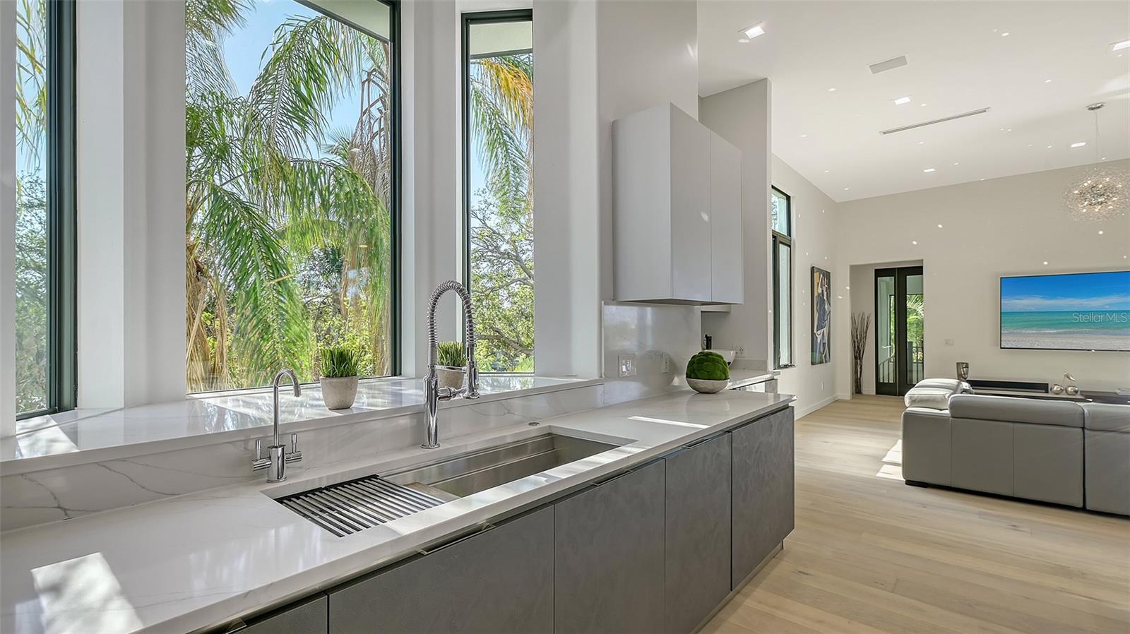 1540 HILLVIEW Dr SARASOTA, FL 34239