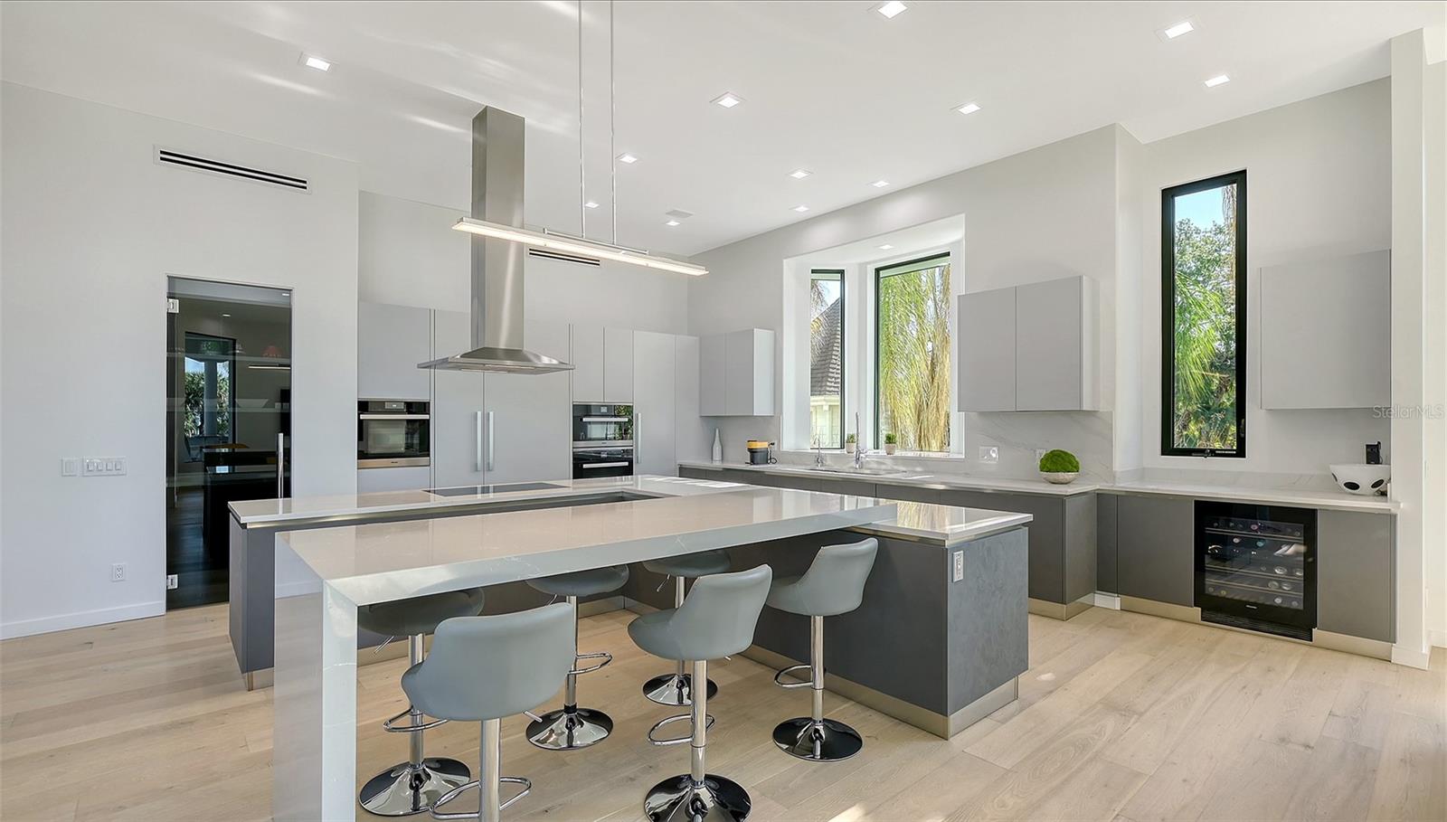 1540 HILLVIEW Dr SARASOTA, FL 34239