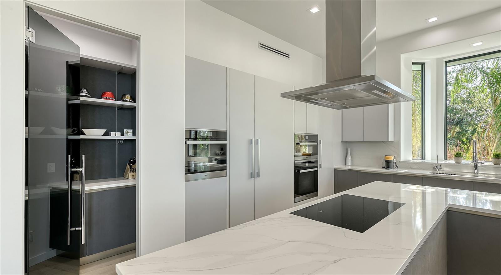 1540 HILLVIEW Dr SARASOTA, FL 34239