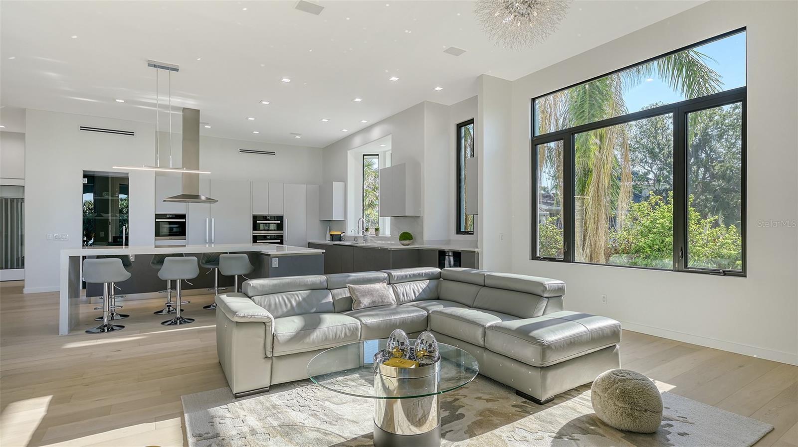 1540 HILLVIEW Dr SARASOTA, FL 34239