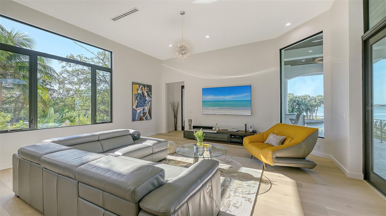 1540 HILLVIEW Dr SARASOTA, FL 34239