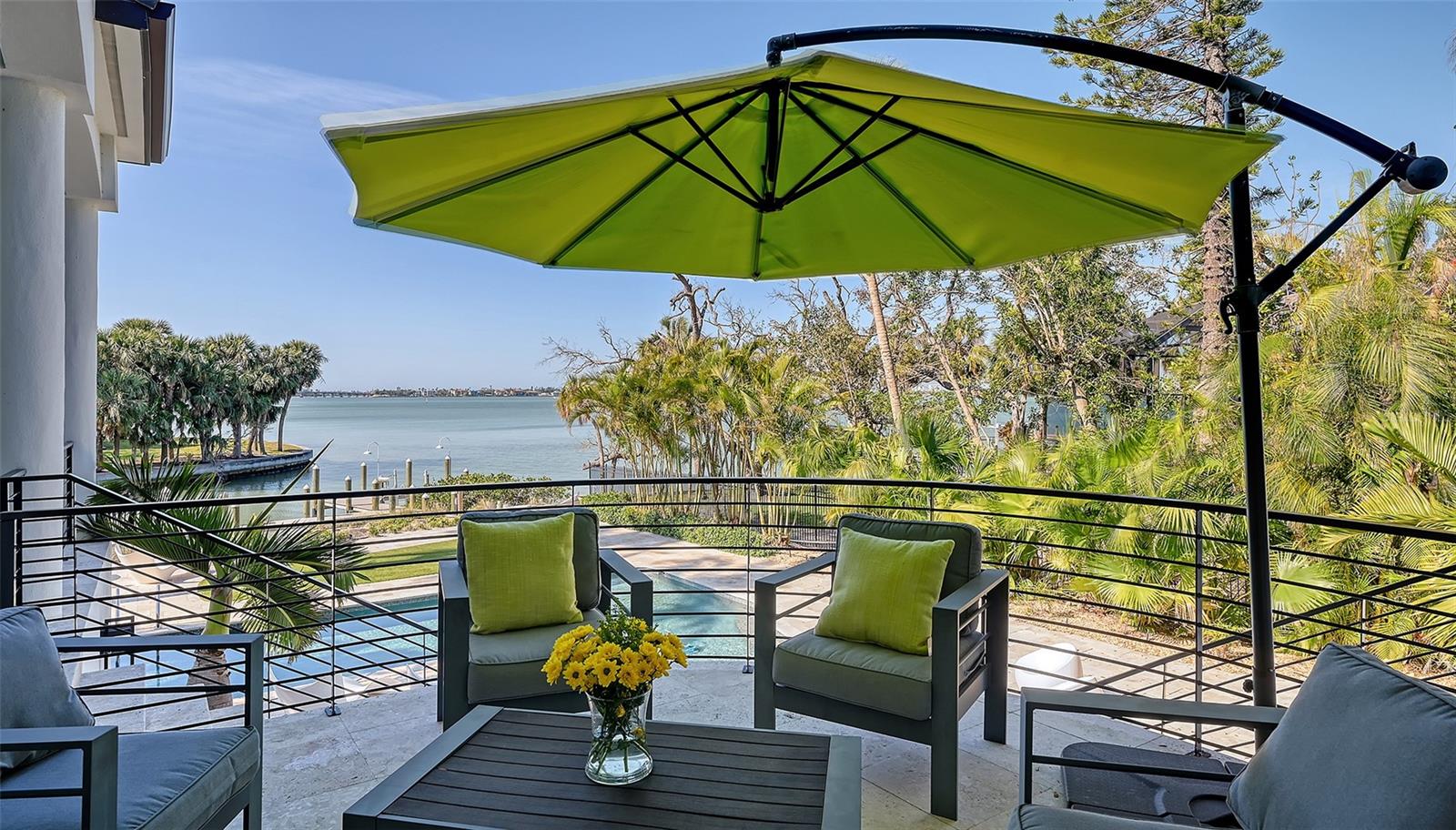 1540 HILLVIEW Dr SARASOTA, FL 34239