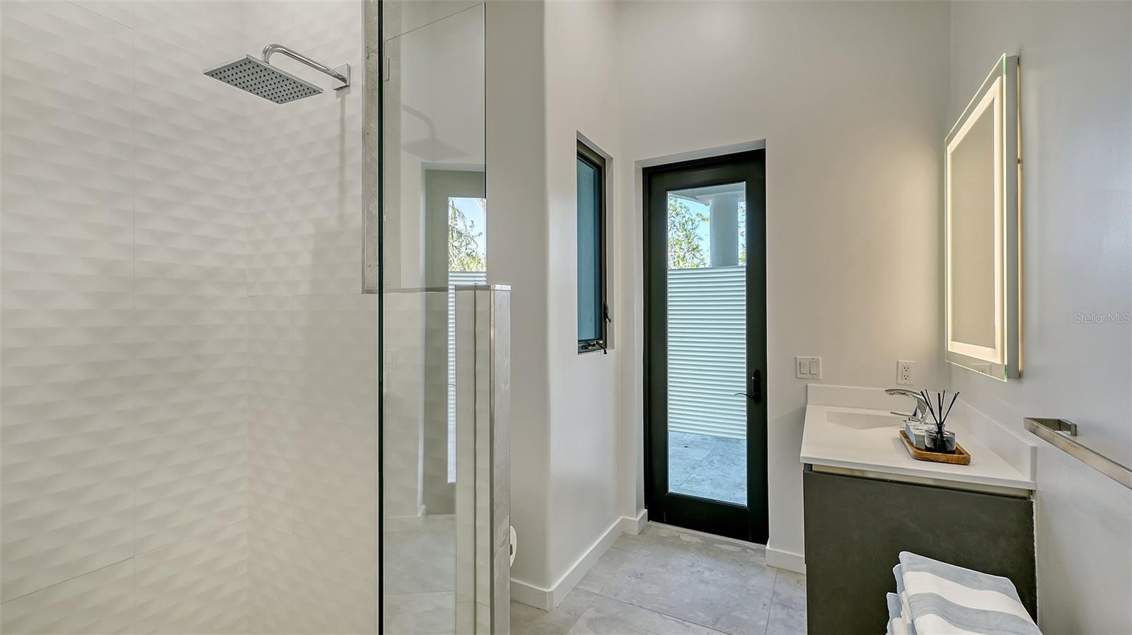 1540 HILLVIEW Dr SARASOTA, FL 34239