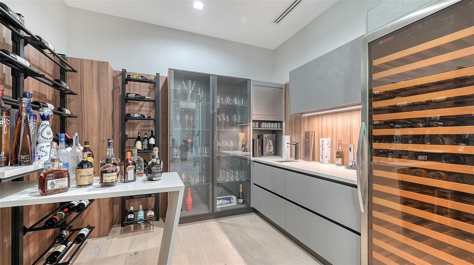 1540 HILLVIEW Dr SARASOTA, FL 34239