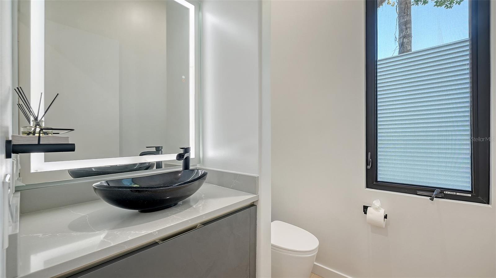 1540 HILLVIEW Dr SARASOTA, FL 34239