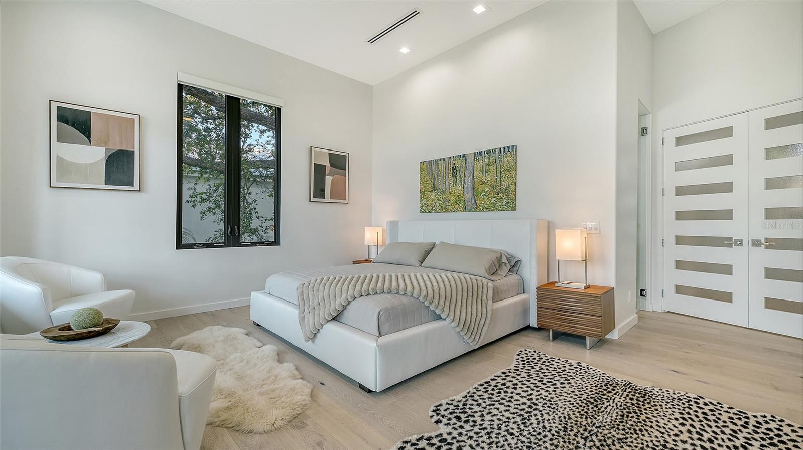 1540 HILLVIEW Dr SARASOTA, FL 34239