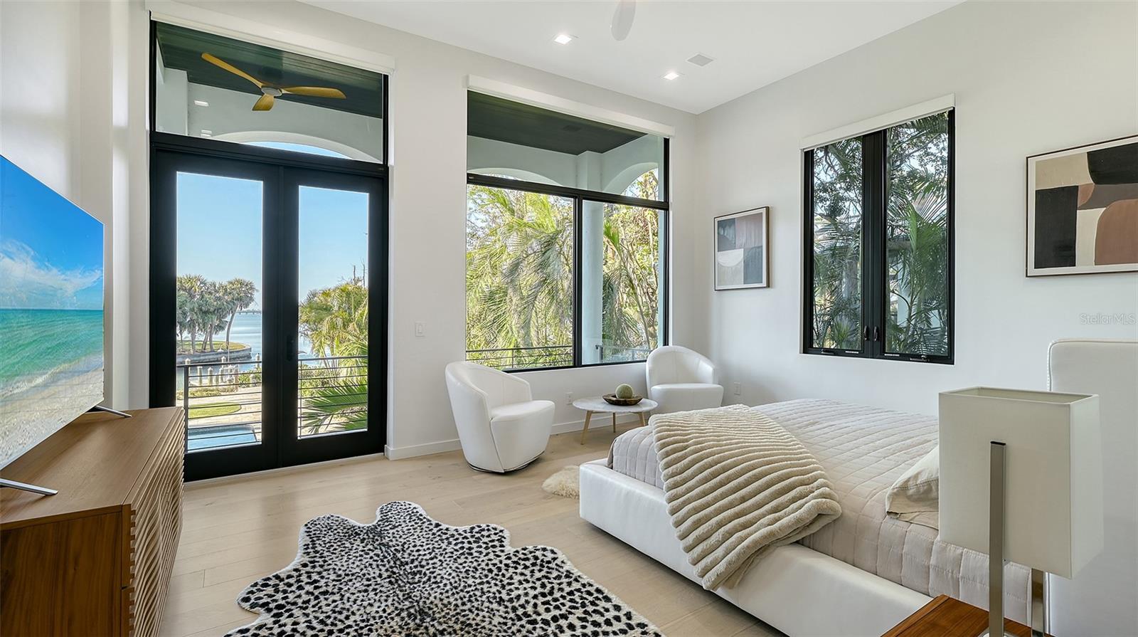 1540 HILLVIEW Dr SARASOTA, FL 34239