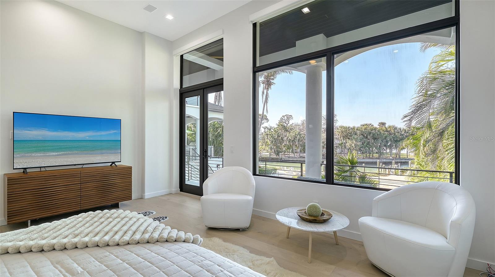 1540 HILLVIEW Dr SARASOTA, FL 34239