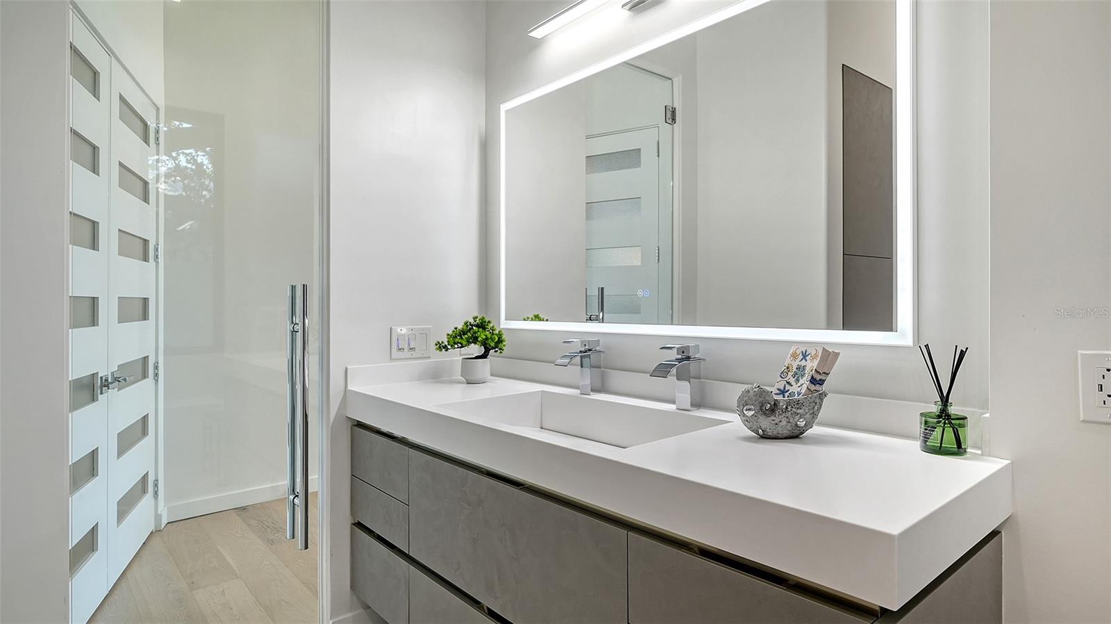 1540 HILLVIEW Dr SARASOTA, FL 34239