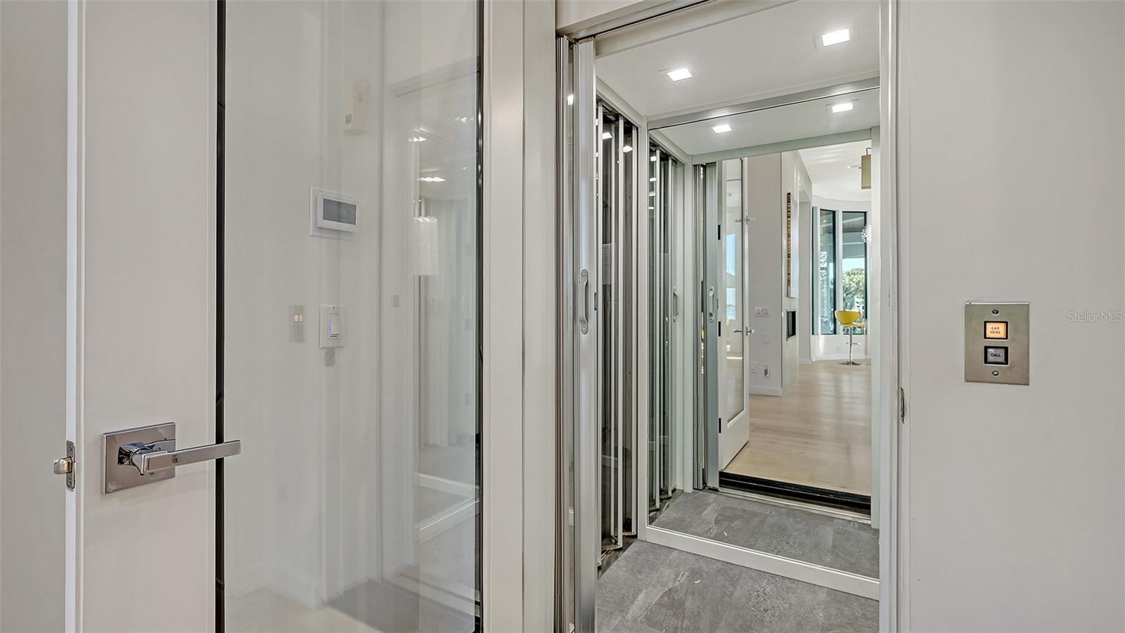 1540 HILLVIEW Dr SARASOTA, FL 34239