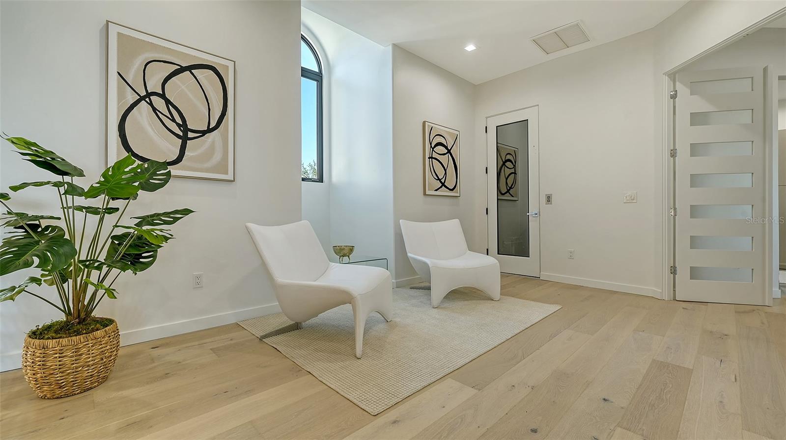 1540 HILLVIEW Dr SARASOTA, FL 34239