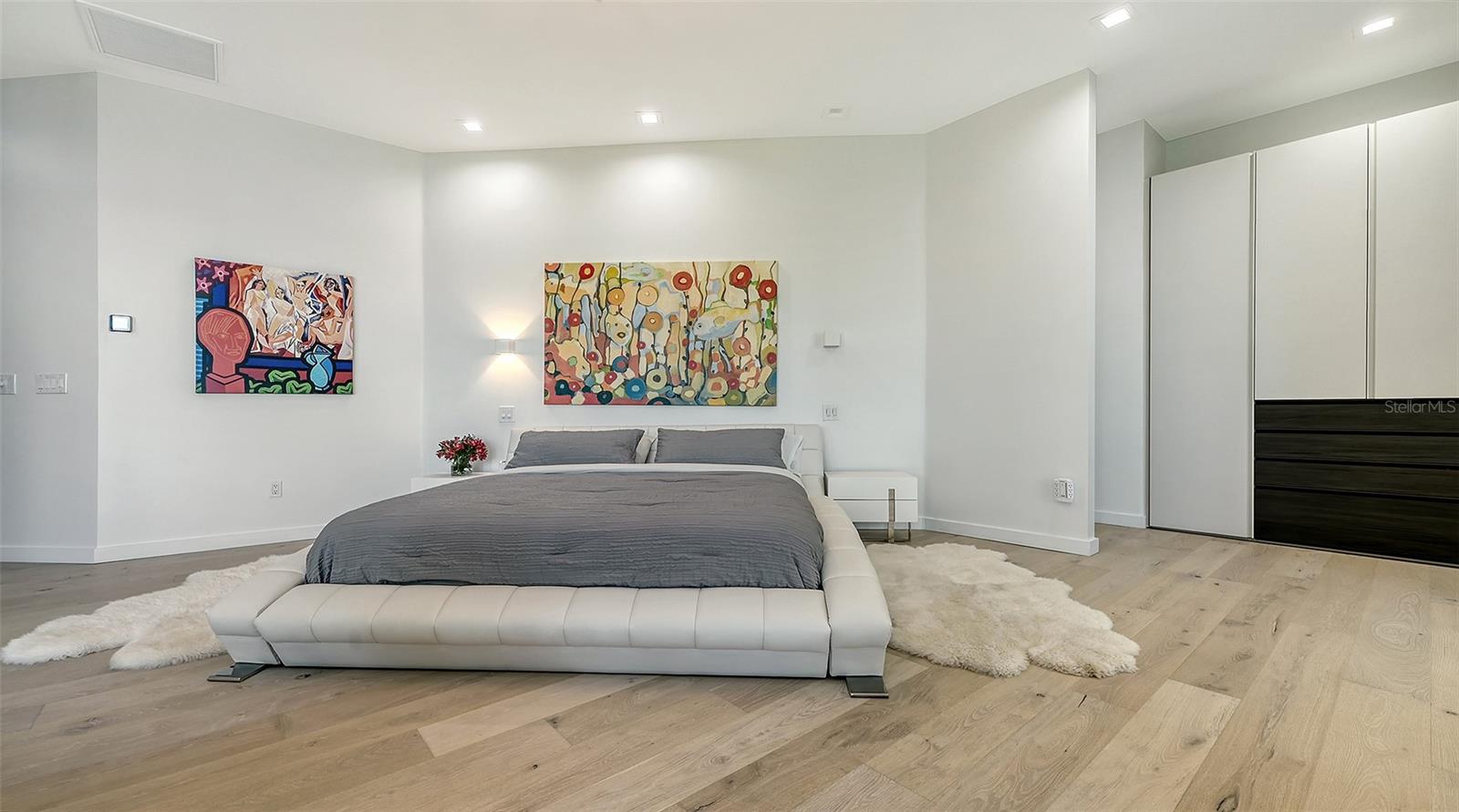 1540 HILLVIEW Dr SARASOTA, FL 34239