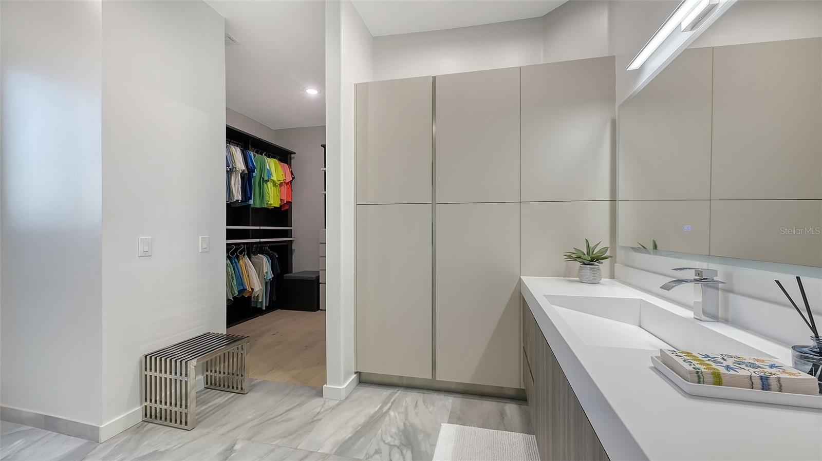 1540 HILLVIEW Dr SARASOTA, FL 34239