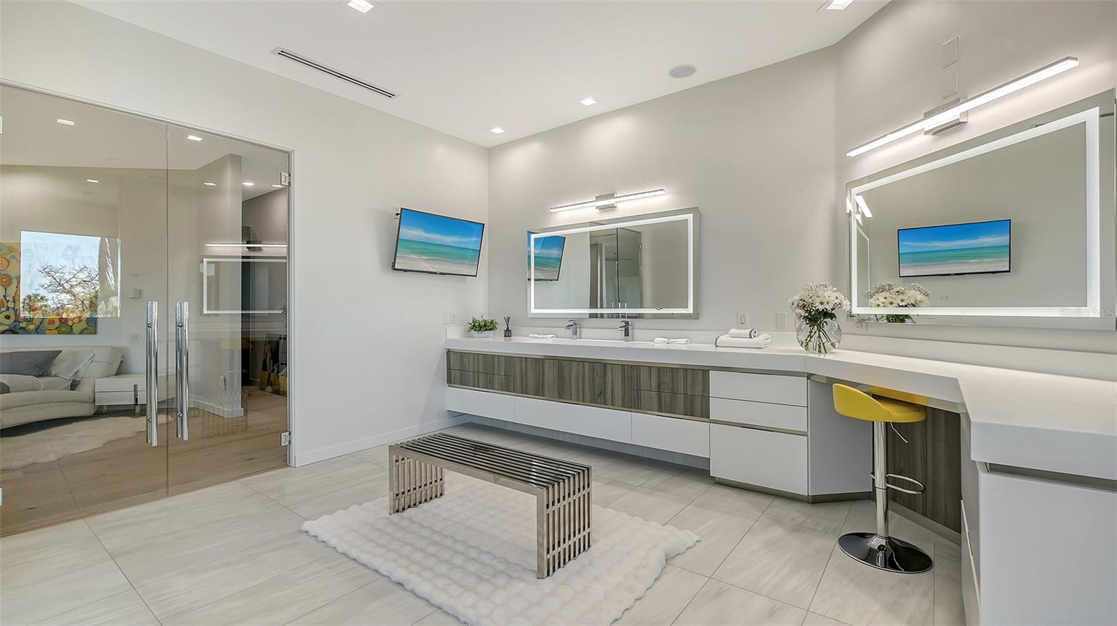 1540 HILLVIEW Dr SARASOTA, FL 34239