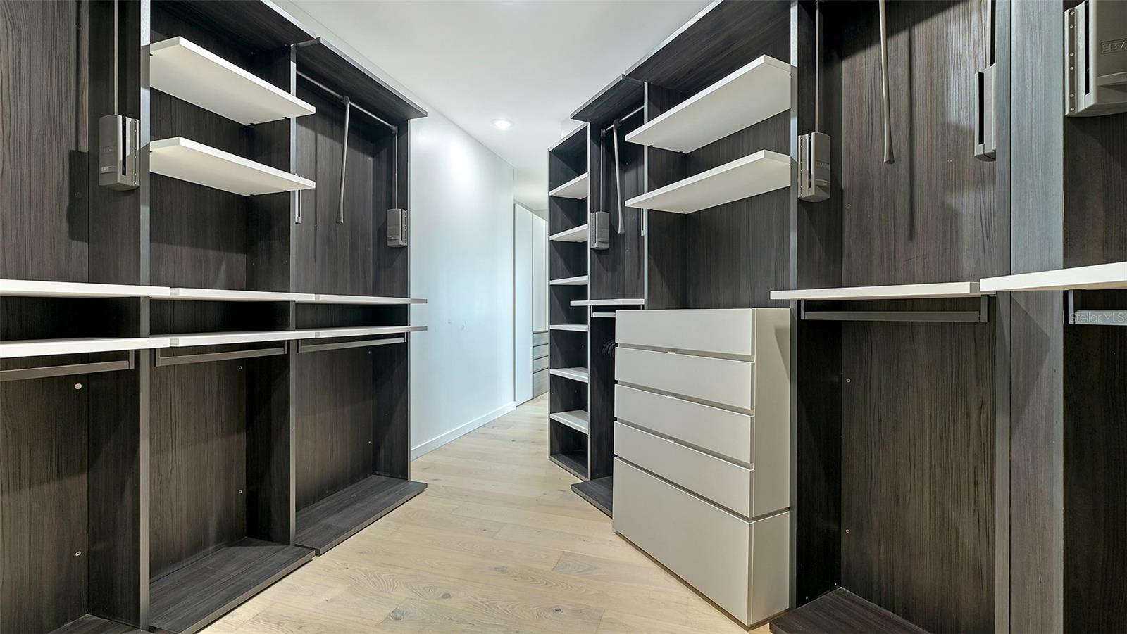 1540 HILLVIEW Dr SARASOTA, FL 34239