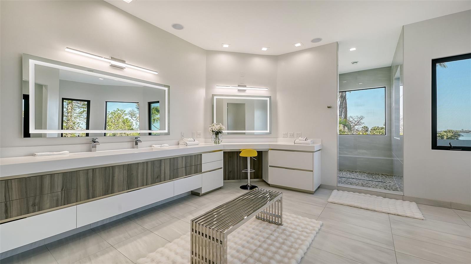 1540 HILLVIEW Dr SARASOTA, FL 34239