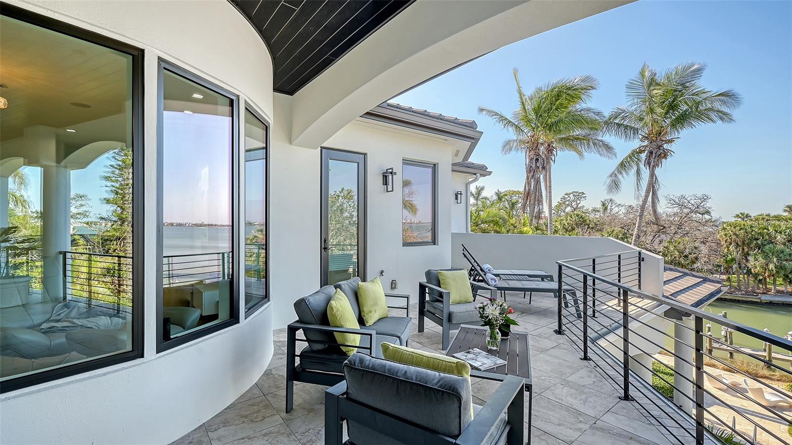 1540 HILLVIEW Dr SARASOTA, FL 34239