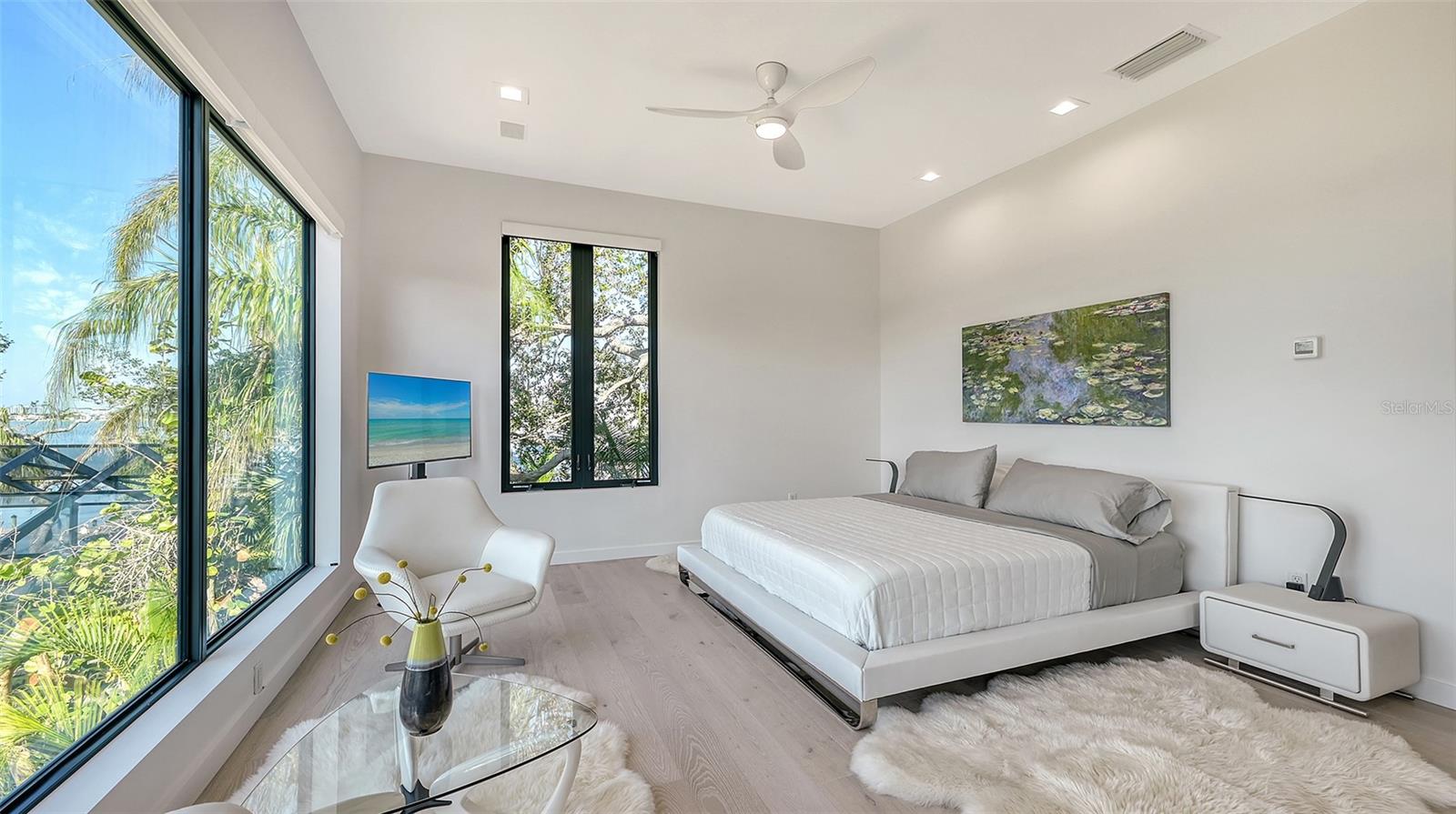 1540 HILLVIEW Dr SARASOTA, FL 34239