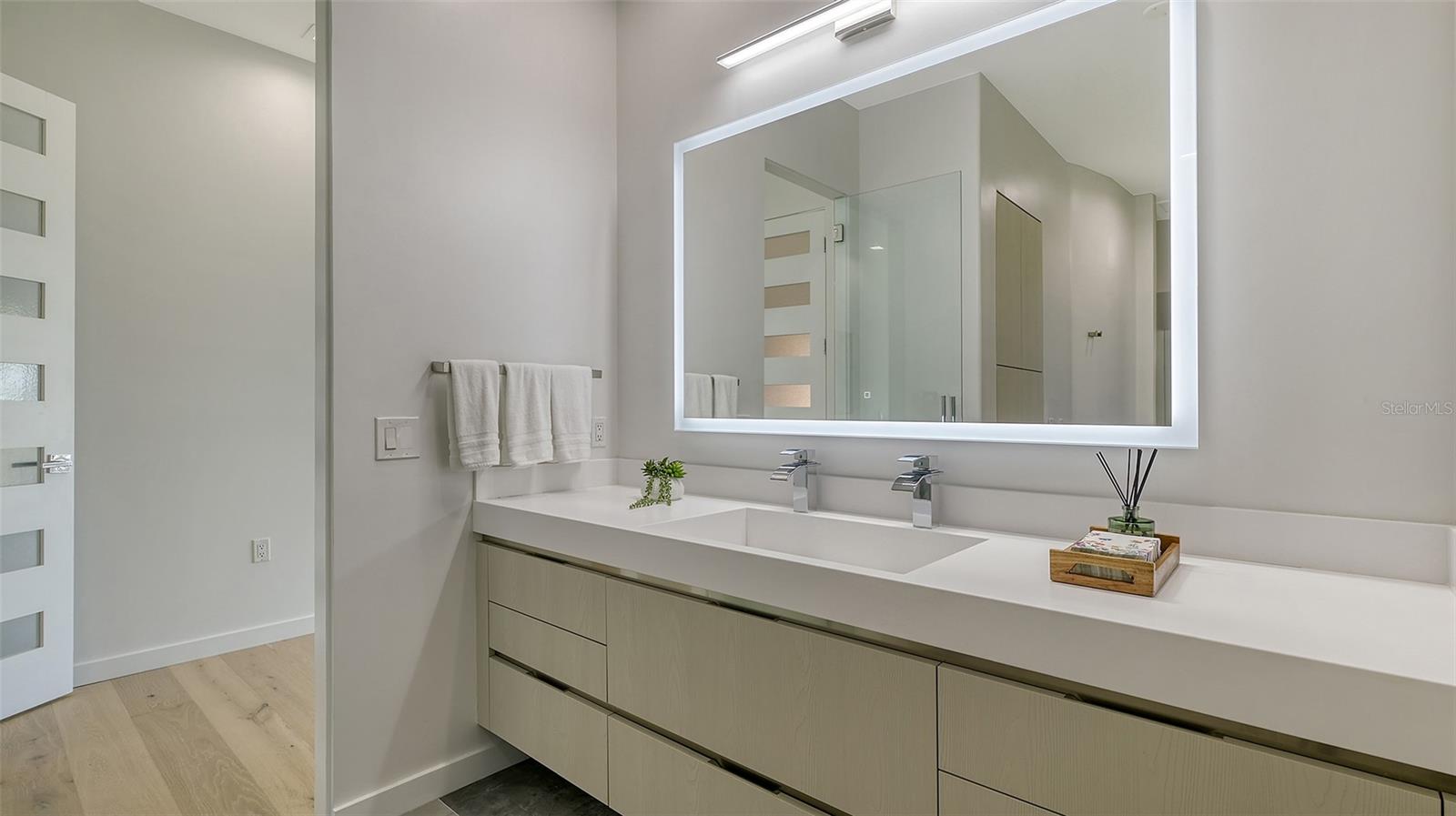 1540 HILLVIEW Dr SARASOTA, FL 34239