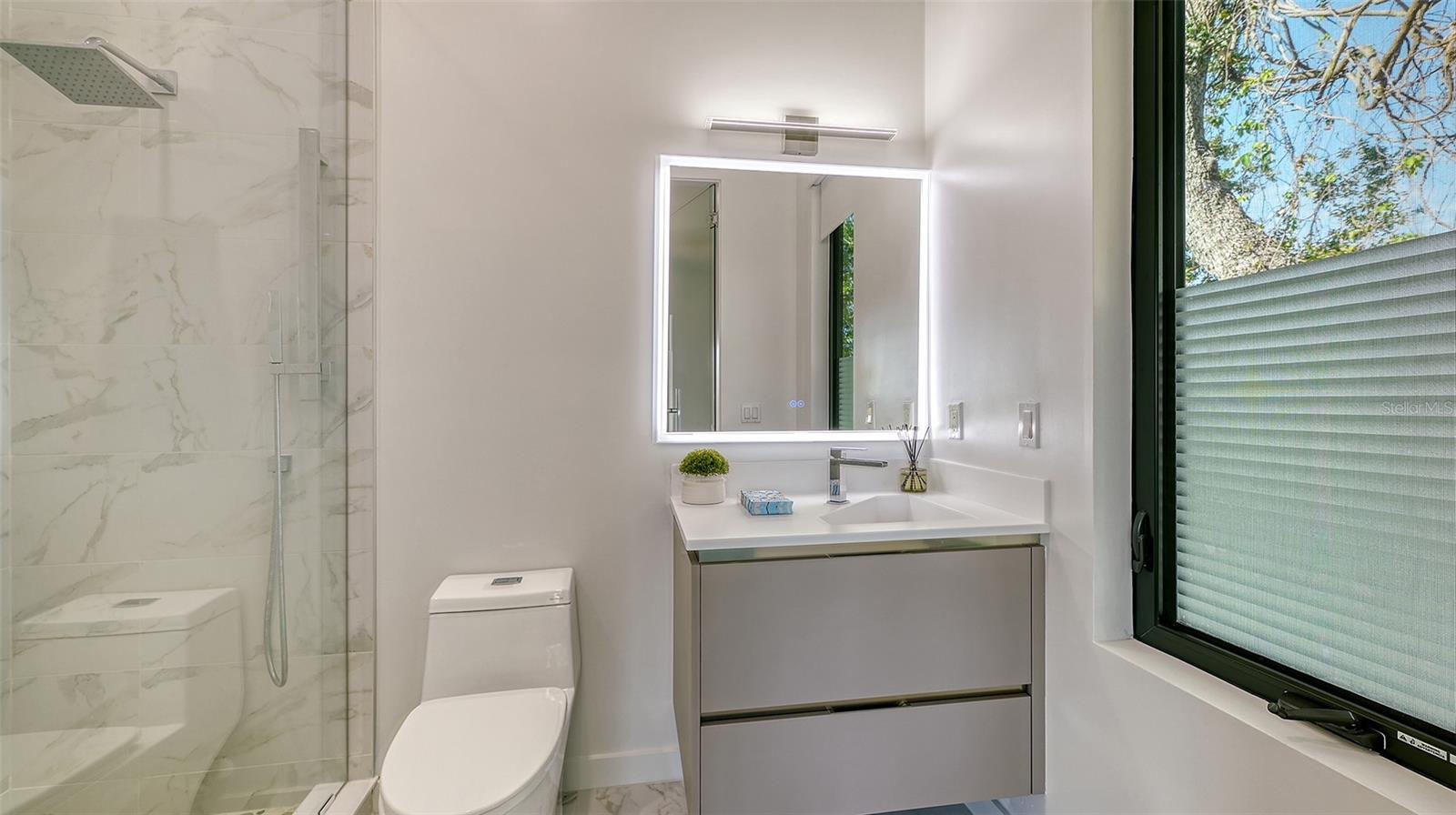 1540 HILLVIEW Dr SARASOTA, FL 34239