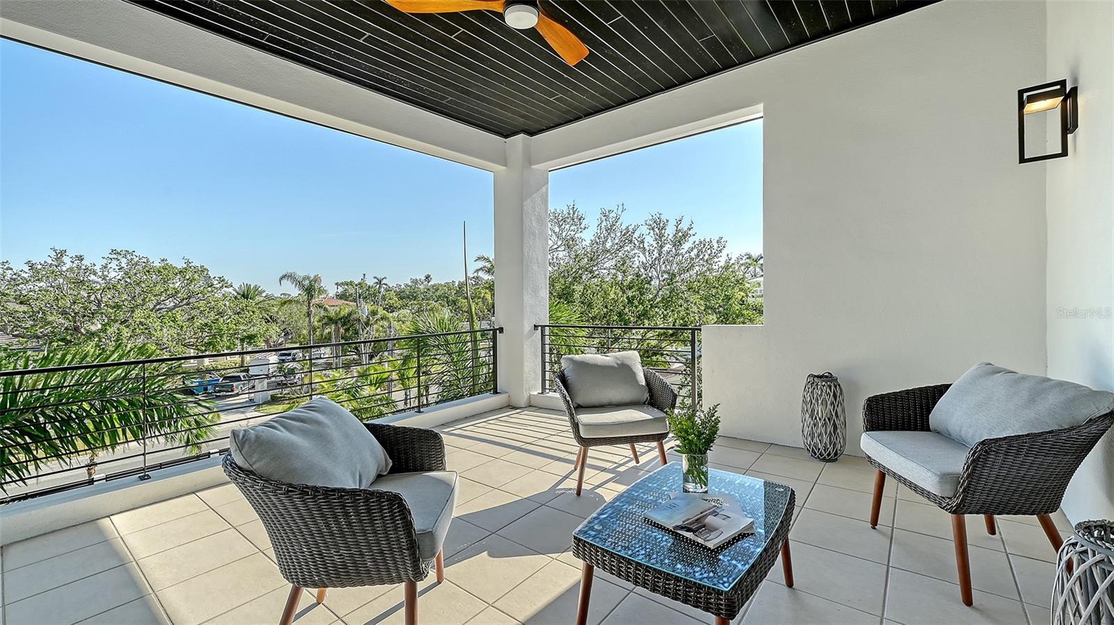 1540 HILLVIEW Dr SARASOTA, FL 34239