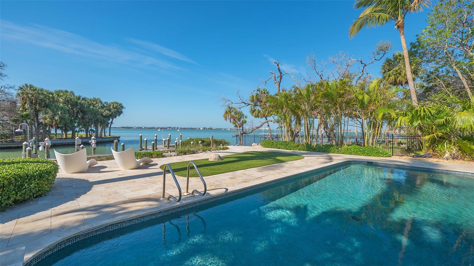 1540 HILLVIEW Dr SARASOTA, FL 34239