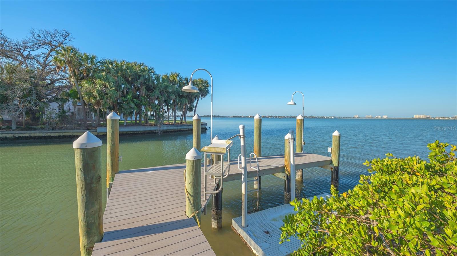 1540 HILLVIEW Dr SARASOTA, FL 34239