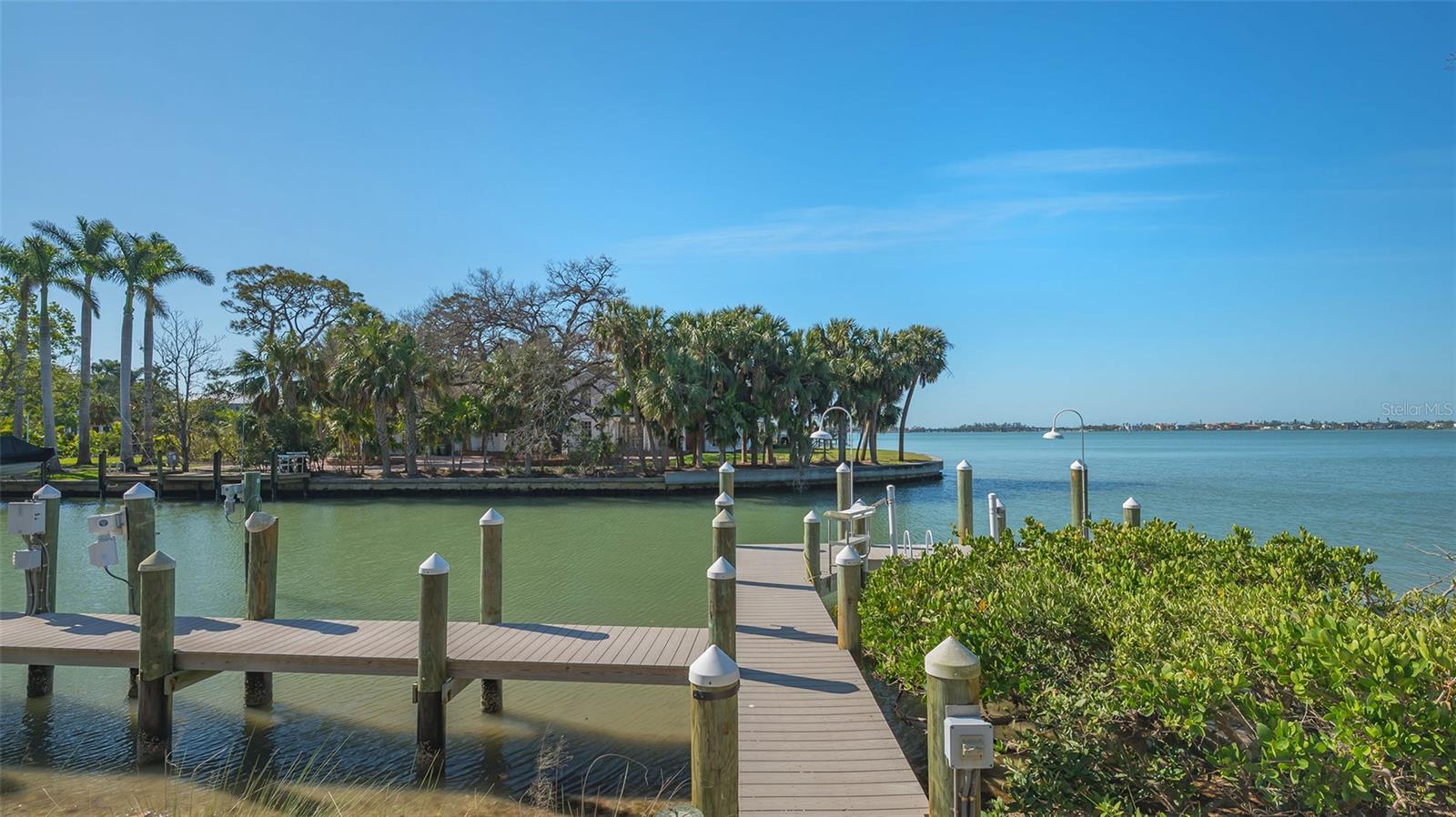 1540 HILLVIEW Dr SARASOTA, FL 34239