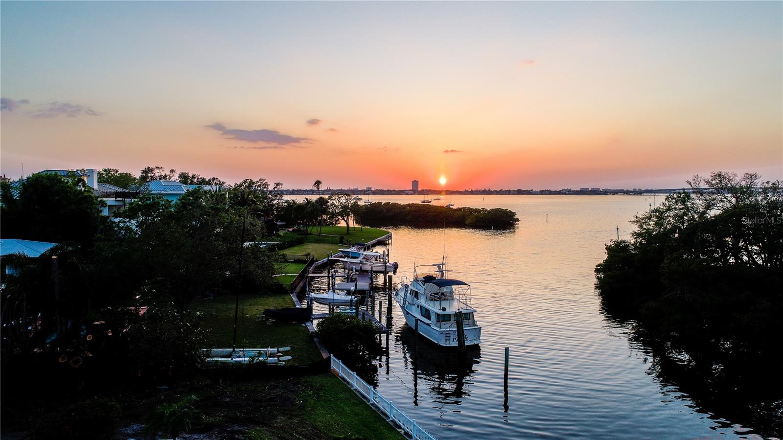 1521 BAY Pt Dr SARASOTA, FL 34236