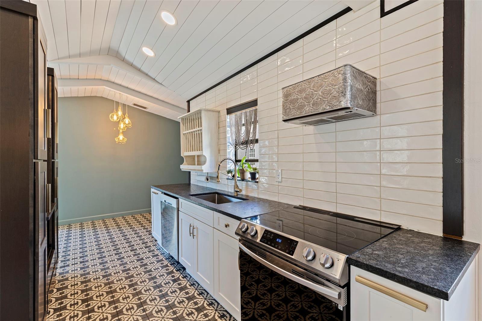 1610 14TH St ST PETERSBURG, FL 33704