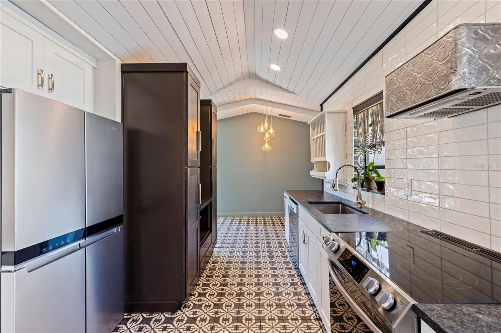 1610 14TH St ST PETERSBURG, FL 33704