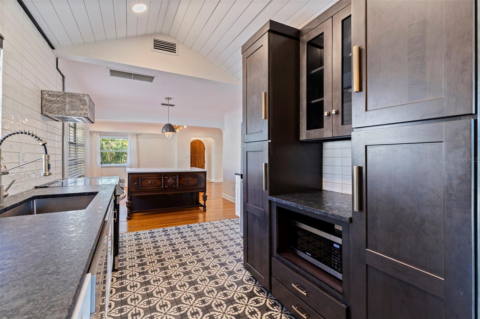 1610 14TH St ST PETERSBURG, FL 33704