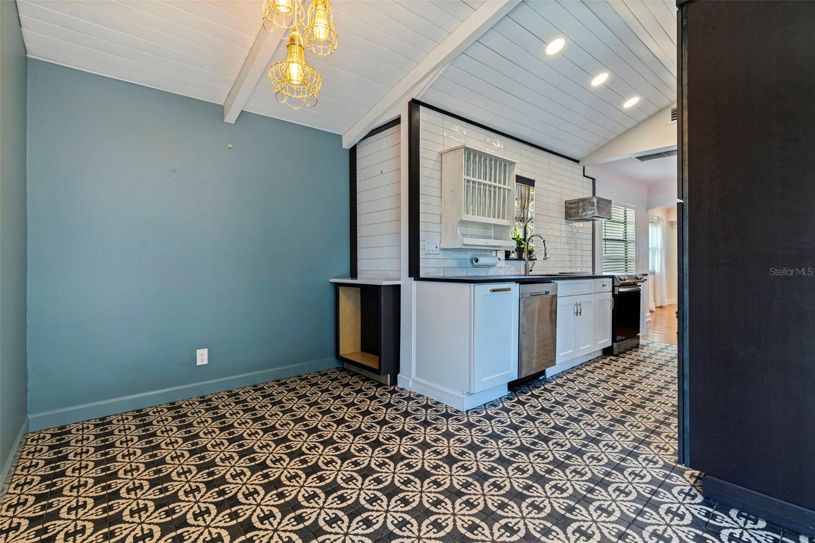 1610 14TH St ST PETERSBURG, FL 33704