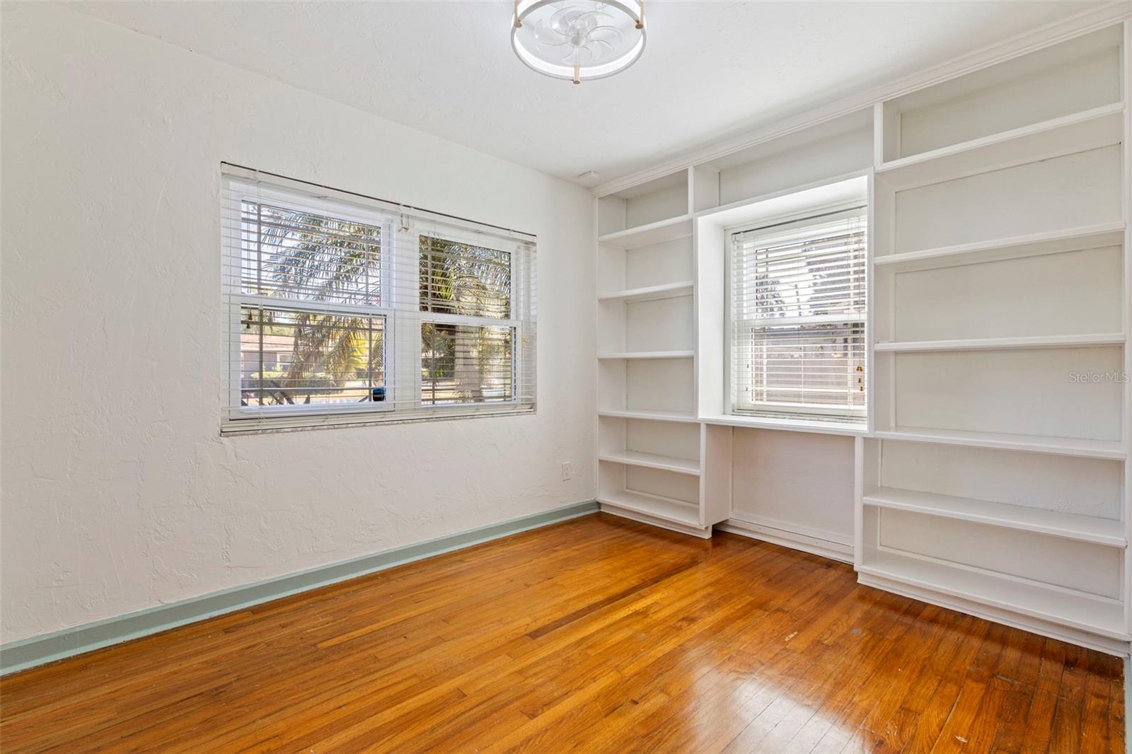 1610 14TH St ST PETERSBURG, FL 33704