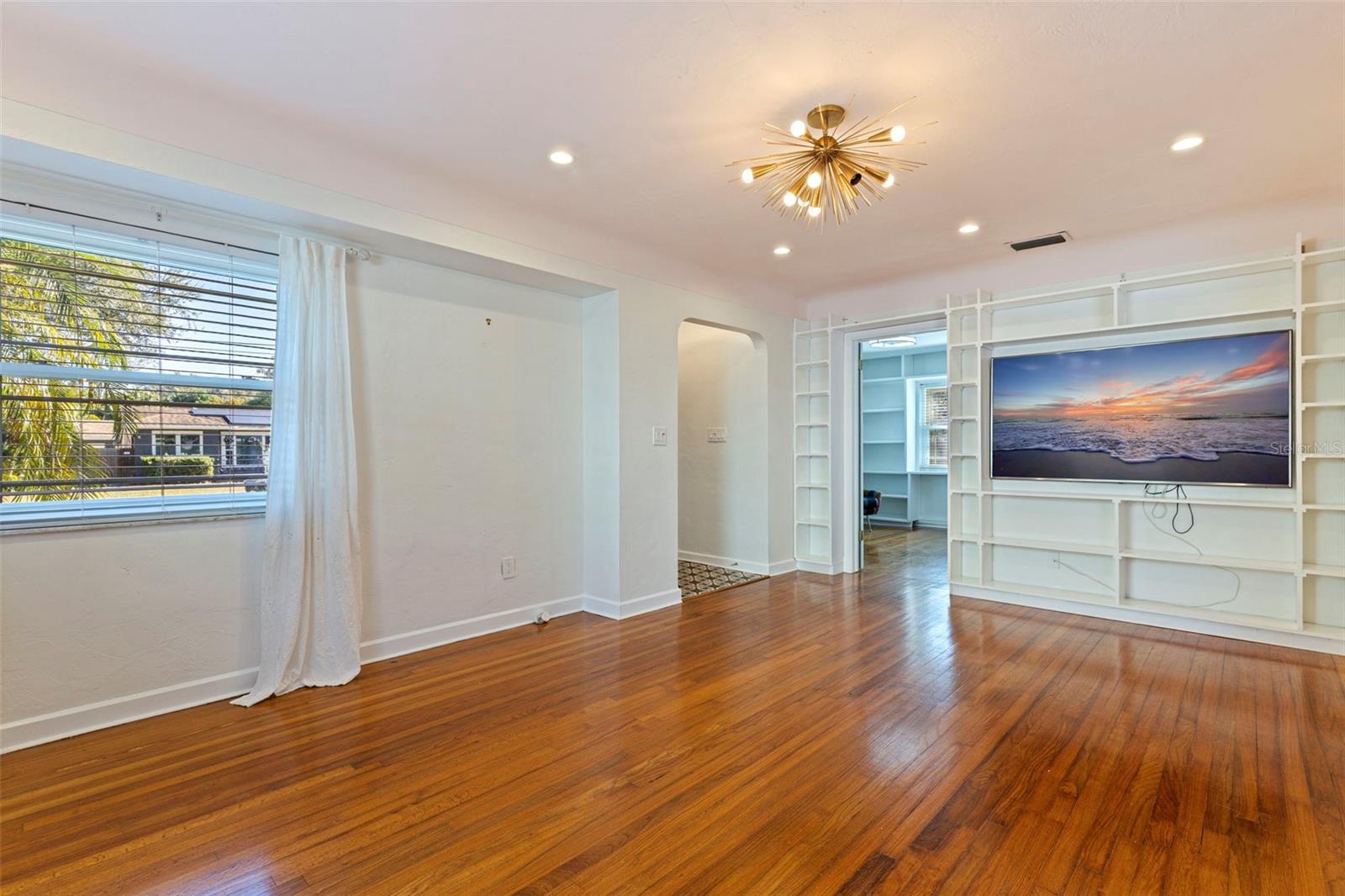 1610 14TH St ST PETERSBURG, FL 33704