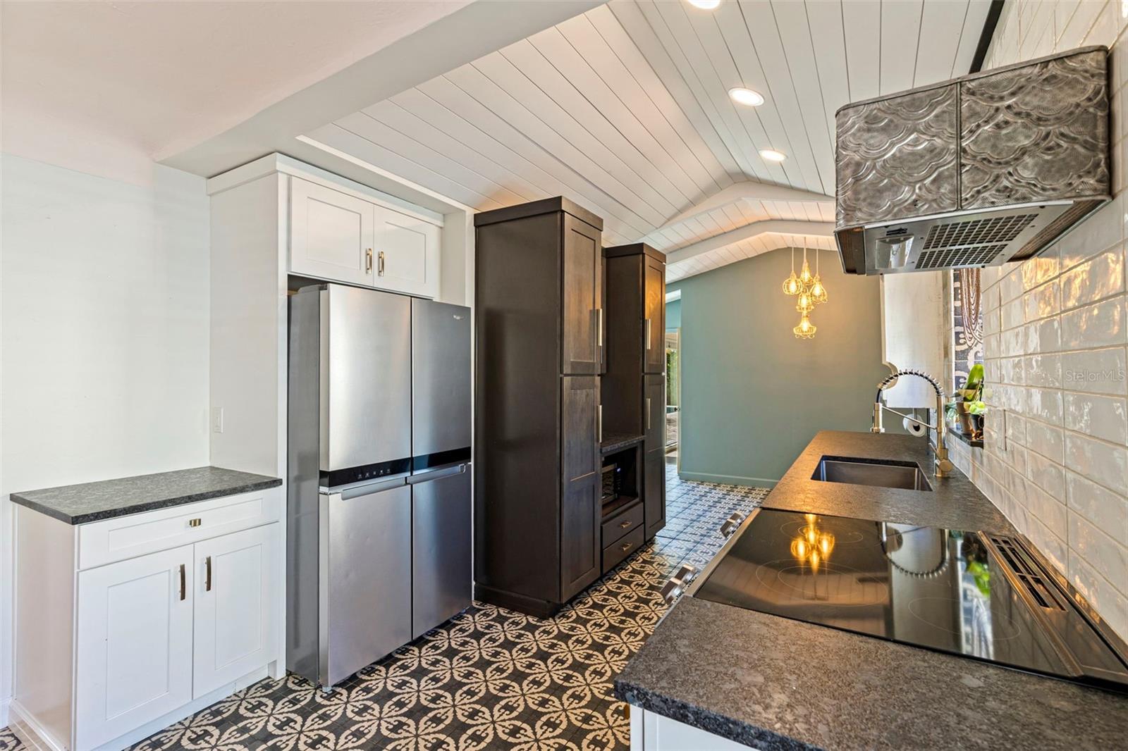 1610 14TH St ST PETERSBURG, FL 33704