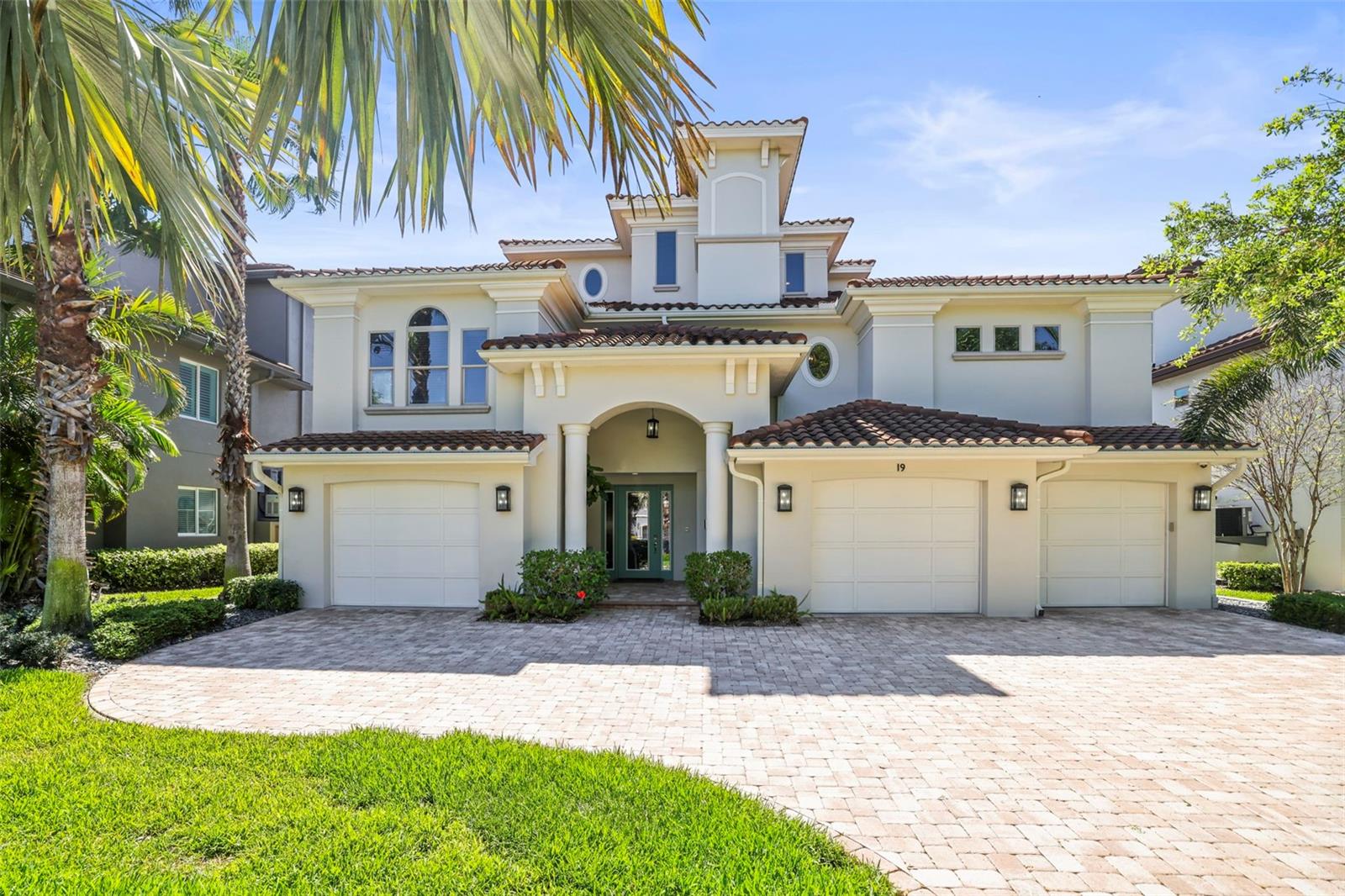 19 BAYFRONT Ct ST PETERSBURG, FL 33711