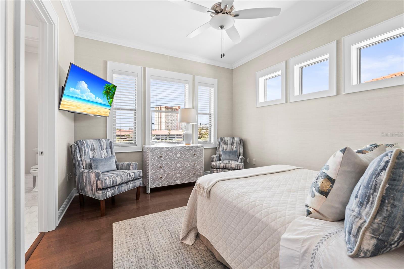 19 BAYFRONT Ct ST PETERSBURG, FL 33711