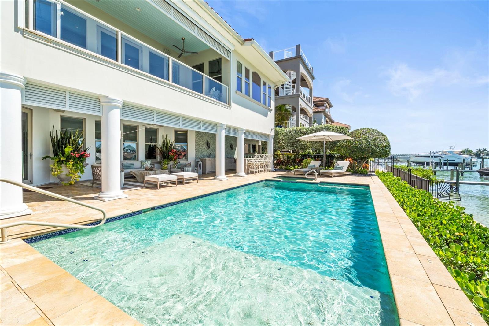 19 BAYFRONT Ct ST PETERSBURG, FL 33711