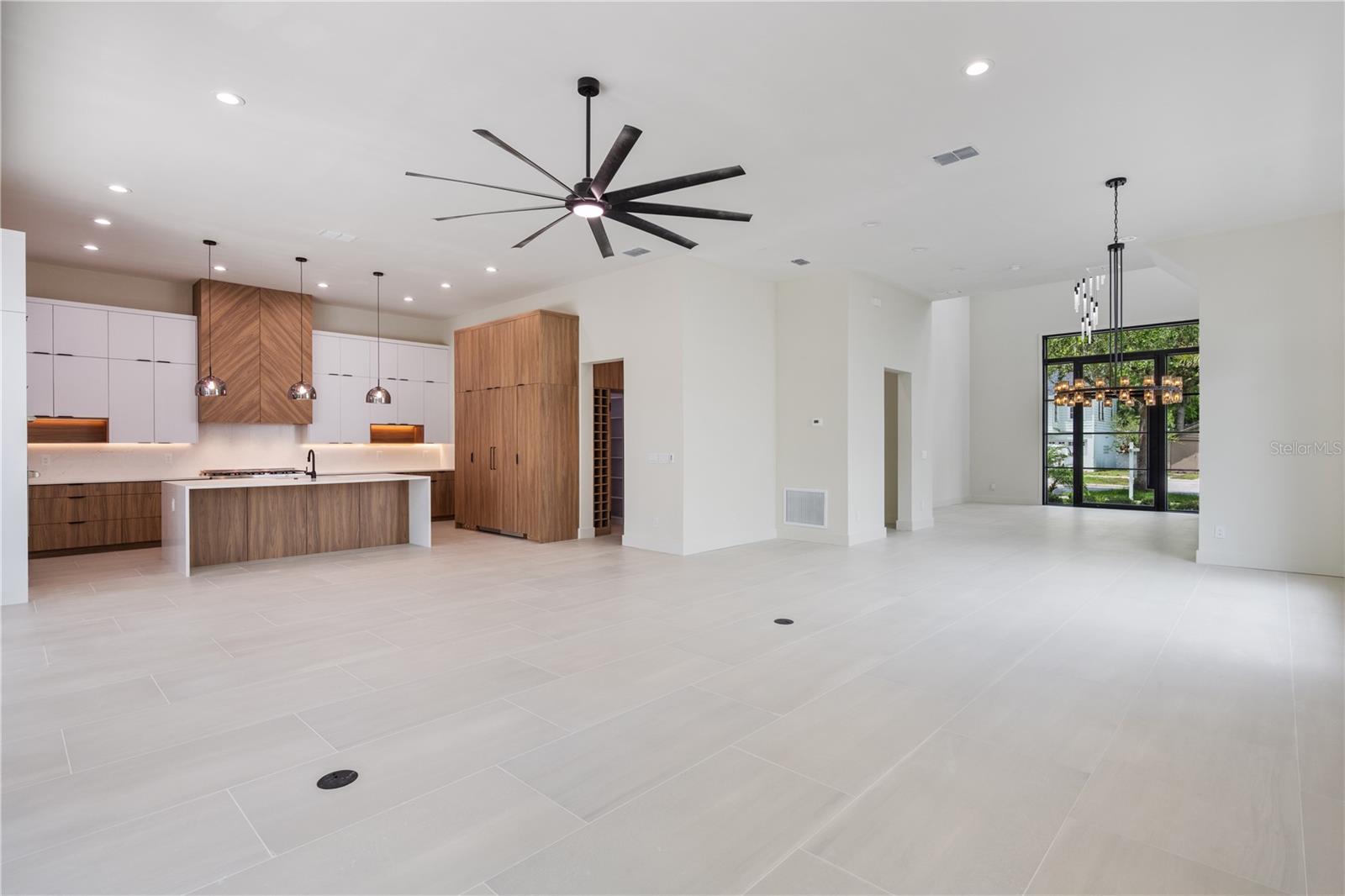 737 N SUMMERLIN Ave ORLANDO, FL 32803