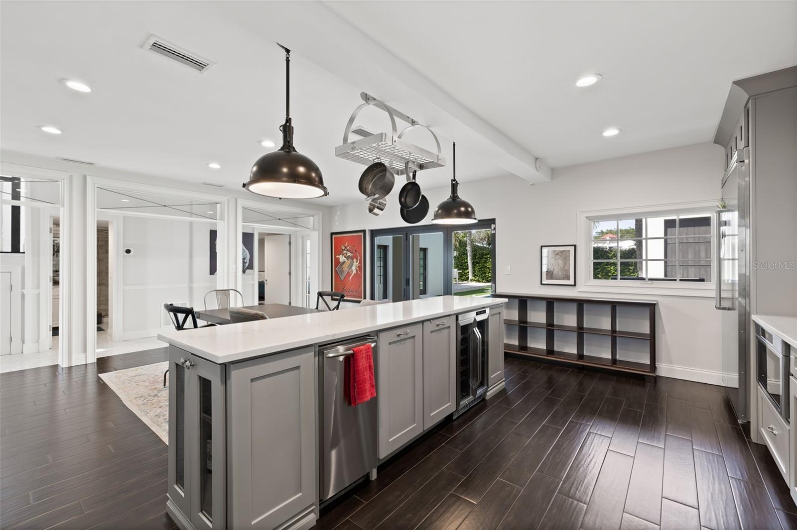 140 BRIGHTWATERS Blvd ST PETERSBURG, FL 33704