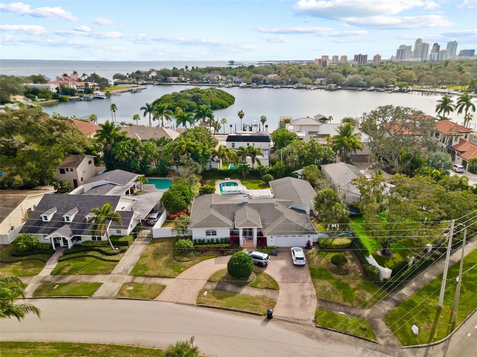 140 BRIGHTWATERS Blvd ST PETERSBURG, FL 33704