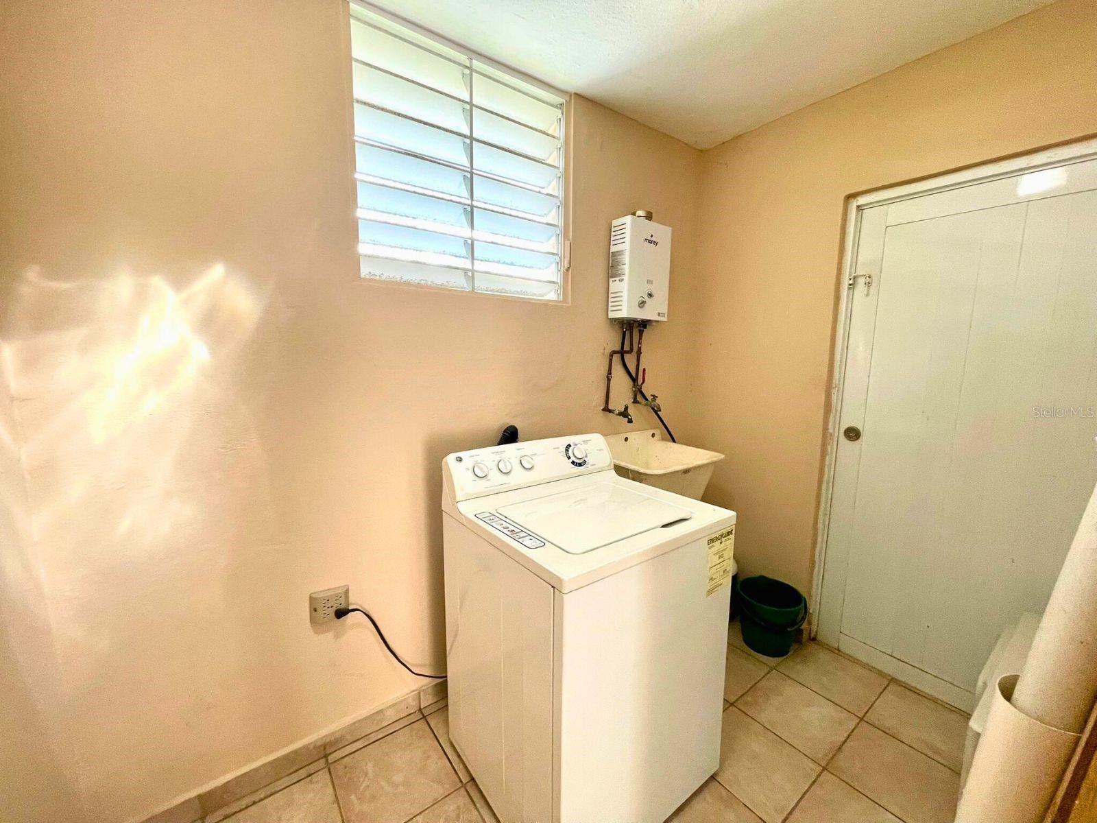 C40 CALLE 8 VILLA UNIVERSITARIA HUMACAO, PR 00791