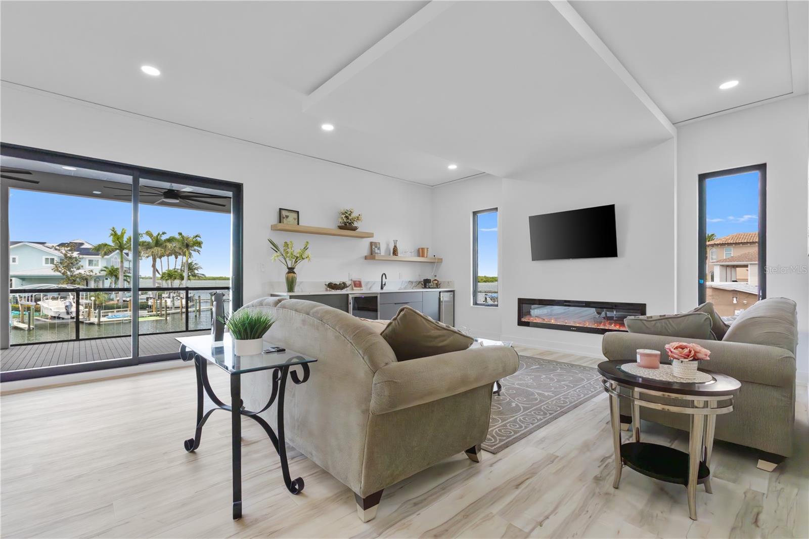 2121 Byu GRANDE Blvd ST PETERSBURG, FL 33703