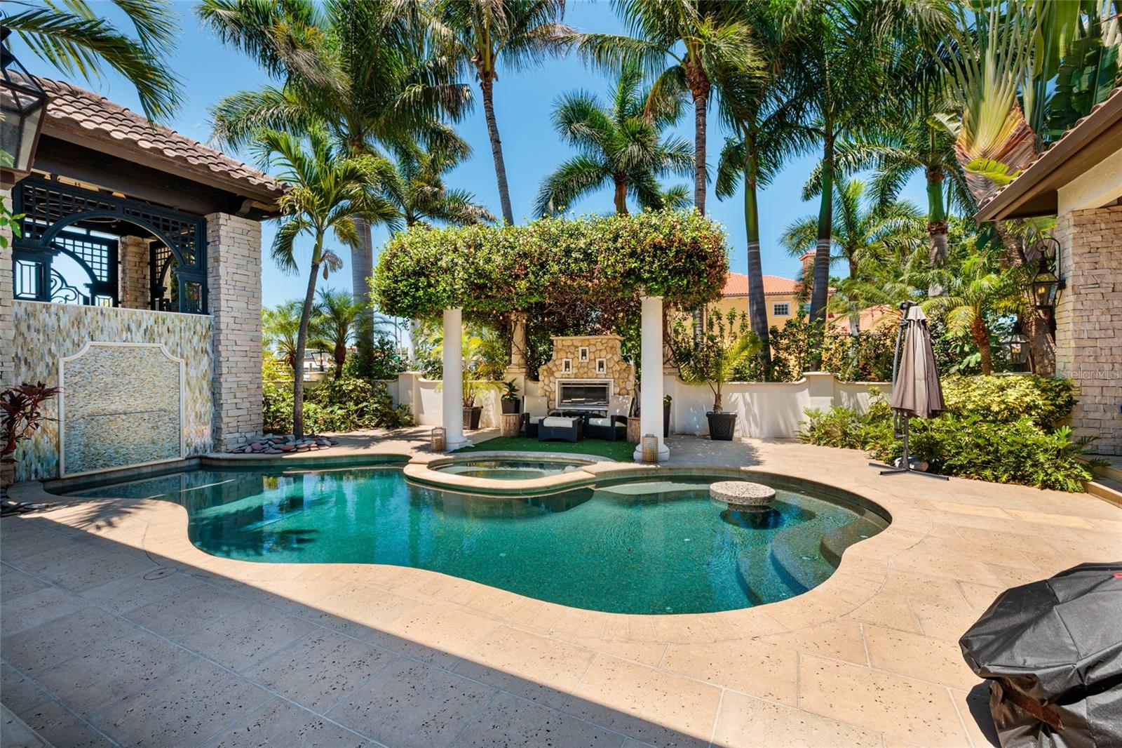200 BRIGHTWATERS Blvd ST PETERSBURG, FL 33704