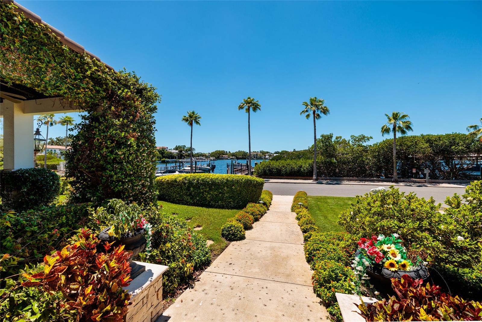 200 BRIGHTWATERS Blvd ST PETERSBURG, FL 33704