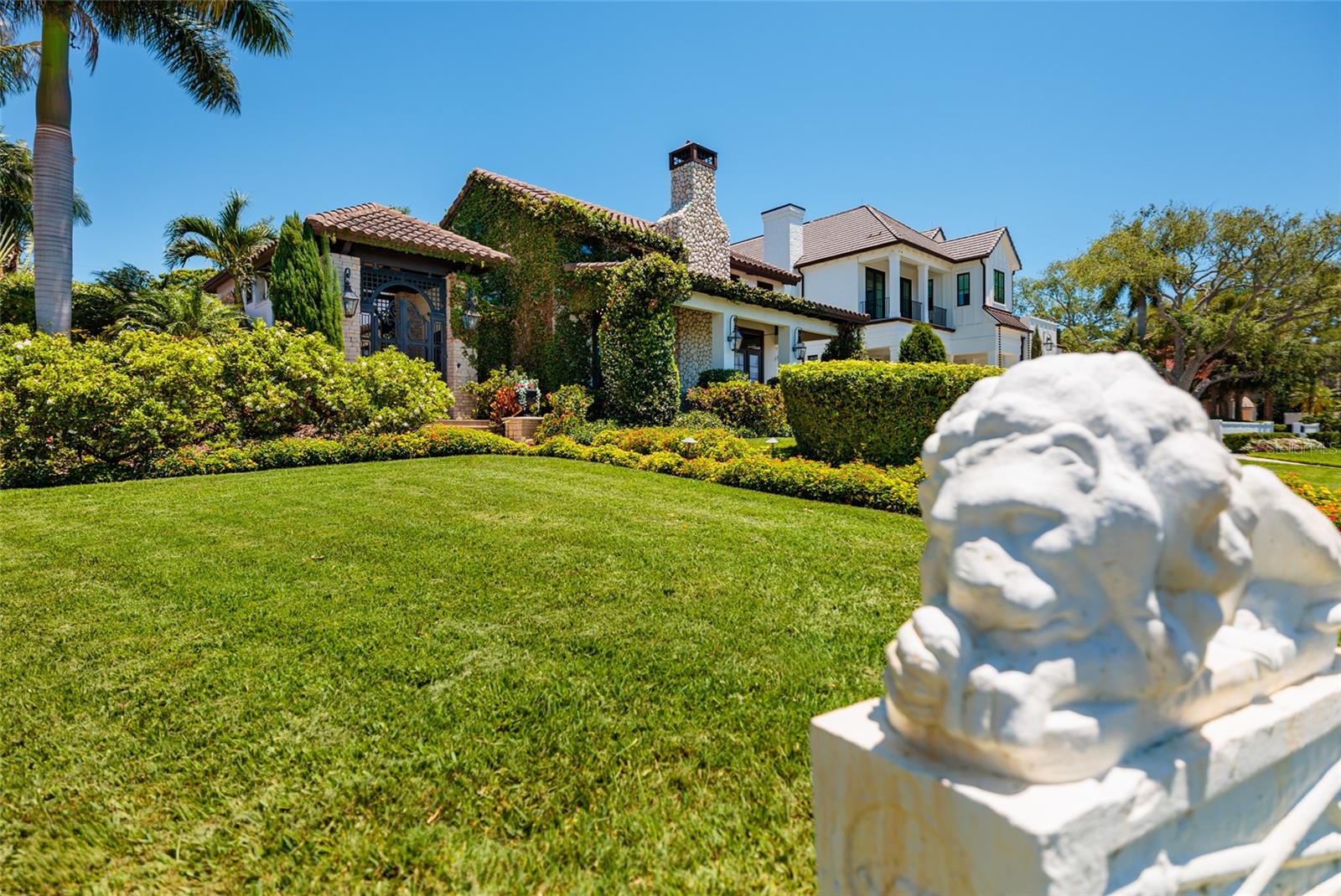200 BRIGHTWATERS Blvd ST PETERSBURG, FL 33704