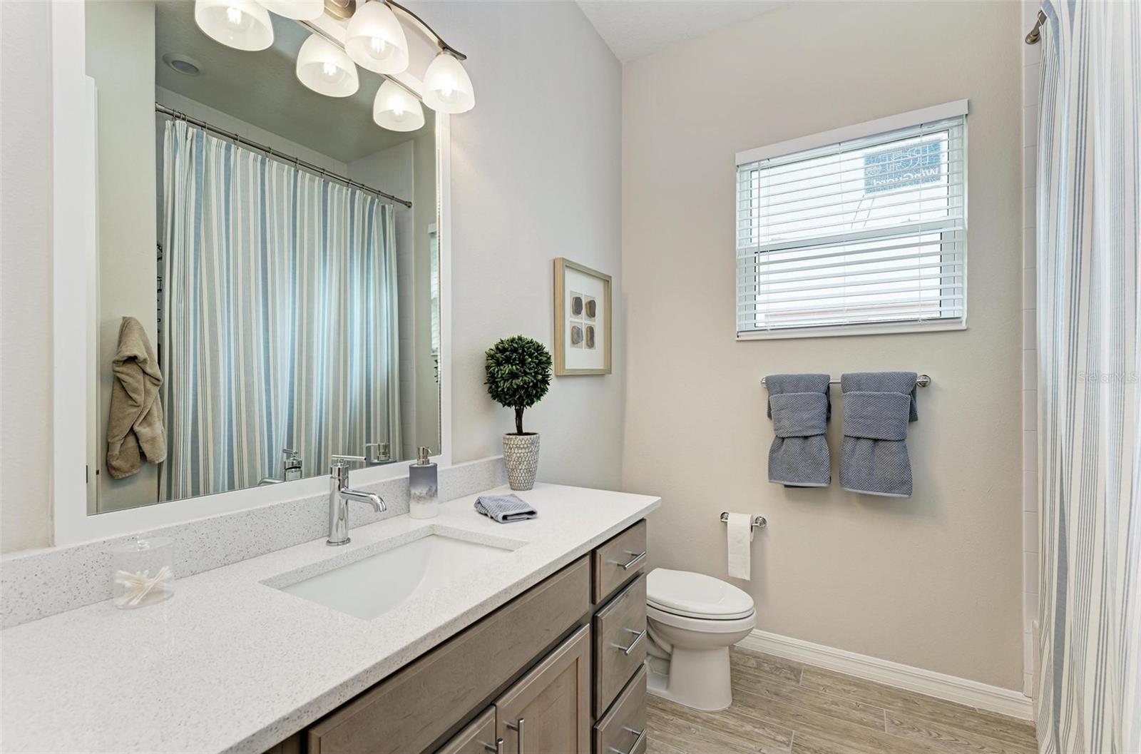 8211 37TH Ave Cir BRADENTON, FL 34209